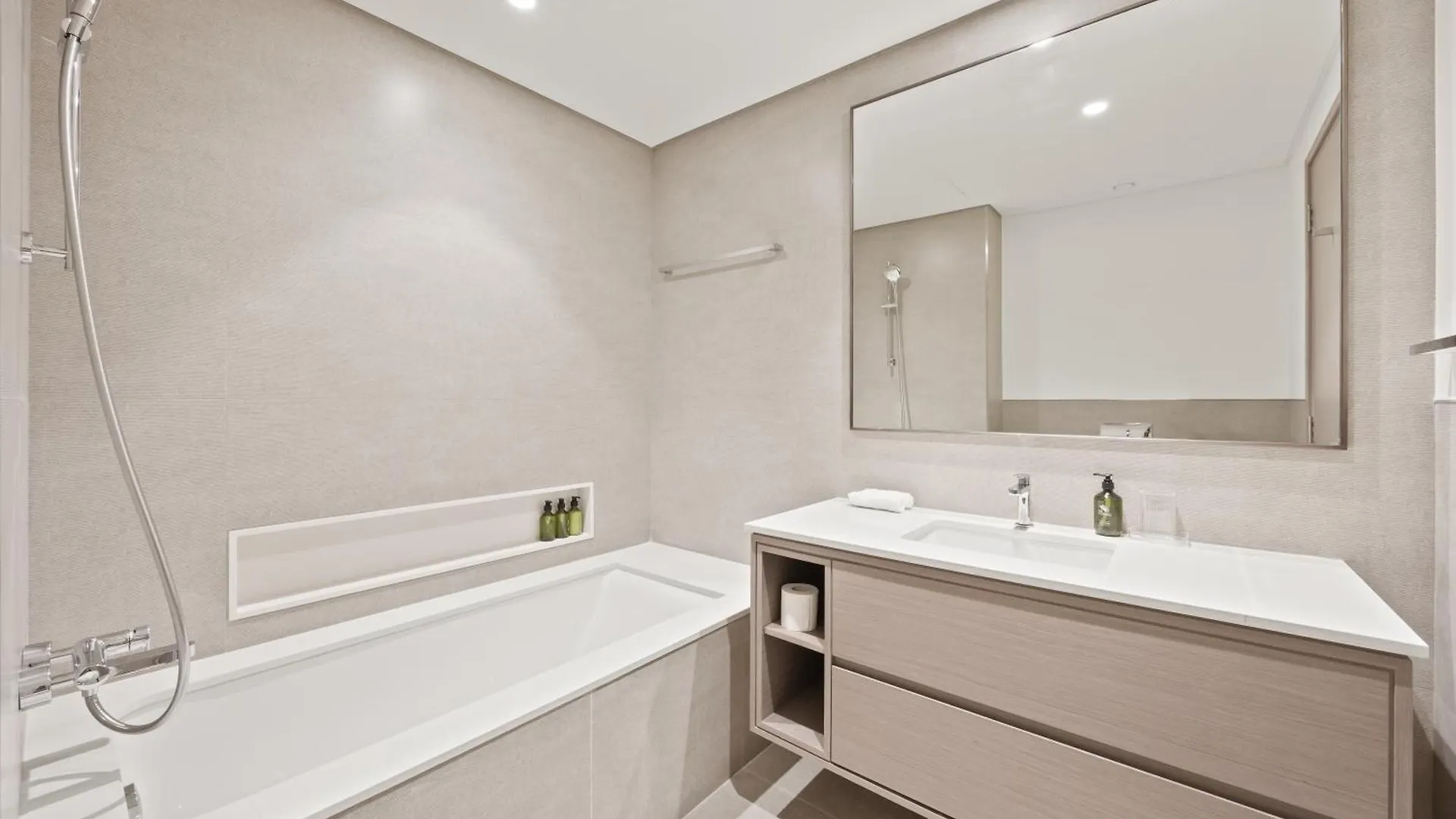 Elite Escapes - 2 Bhk Luxurious - Grande Signature Dubai 0*,
