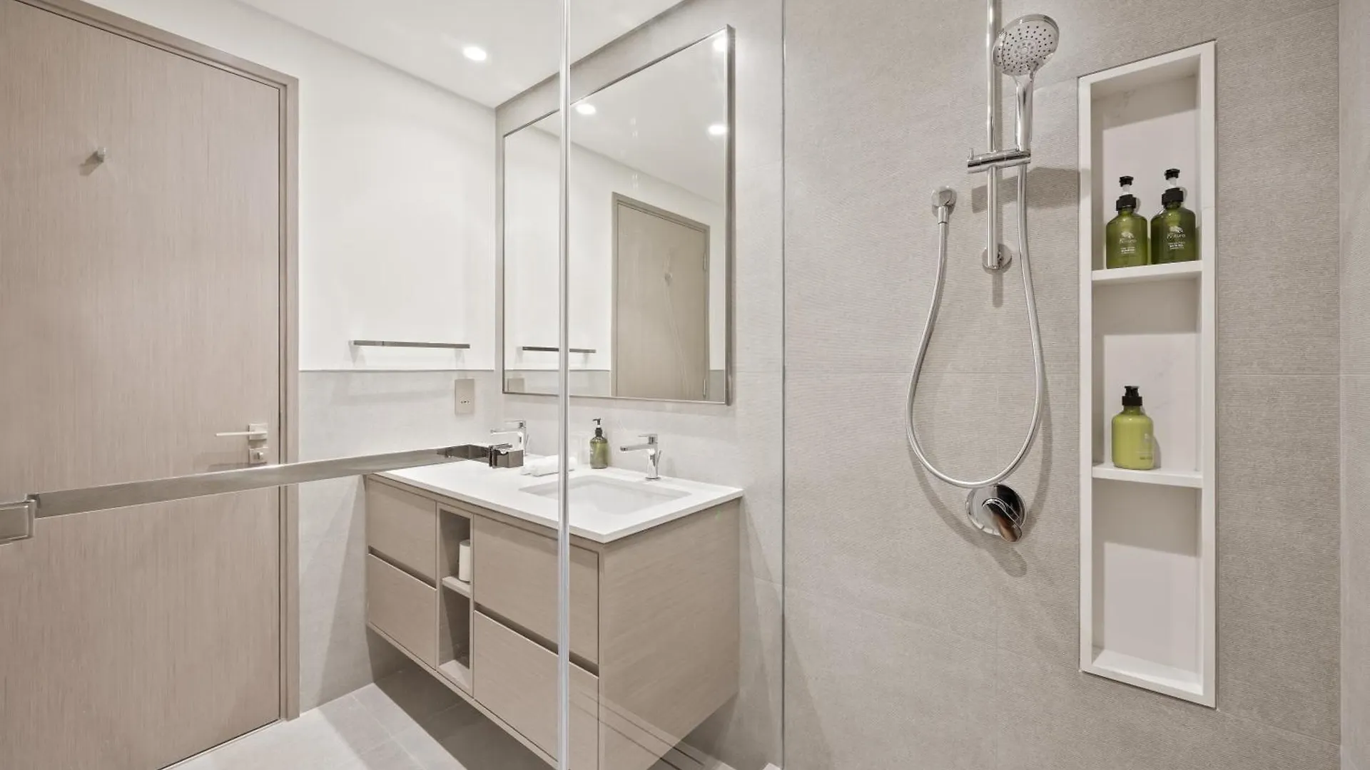 Elite Escapes - 2 Bhk Luxurious - Grande Signature Dubai 0*,  United Arab Emirates