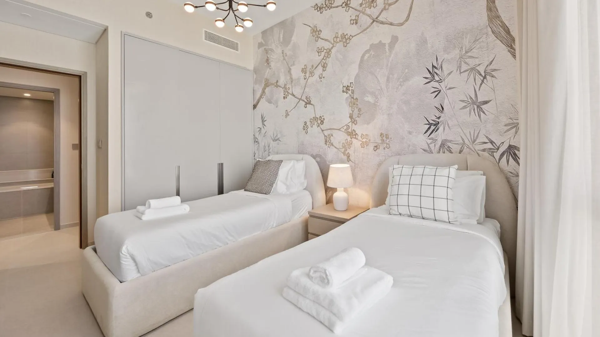 Elite Escapes - 2 Bhk Luxurious - Grande Signature Dubai Apartment