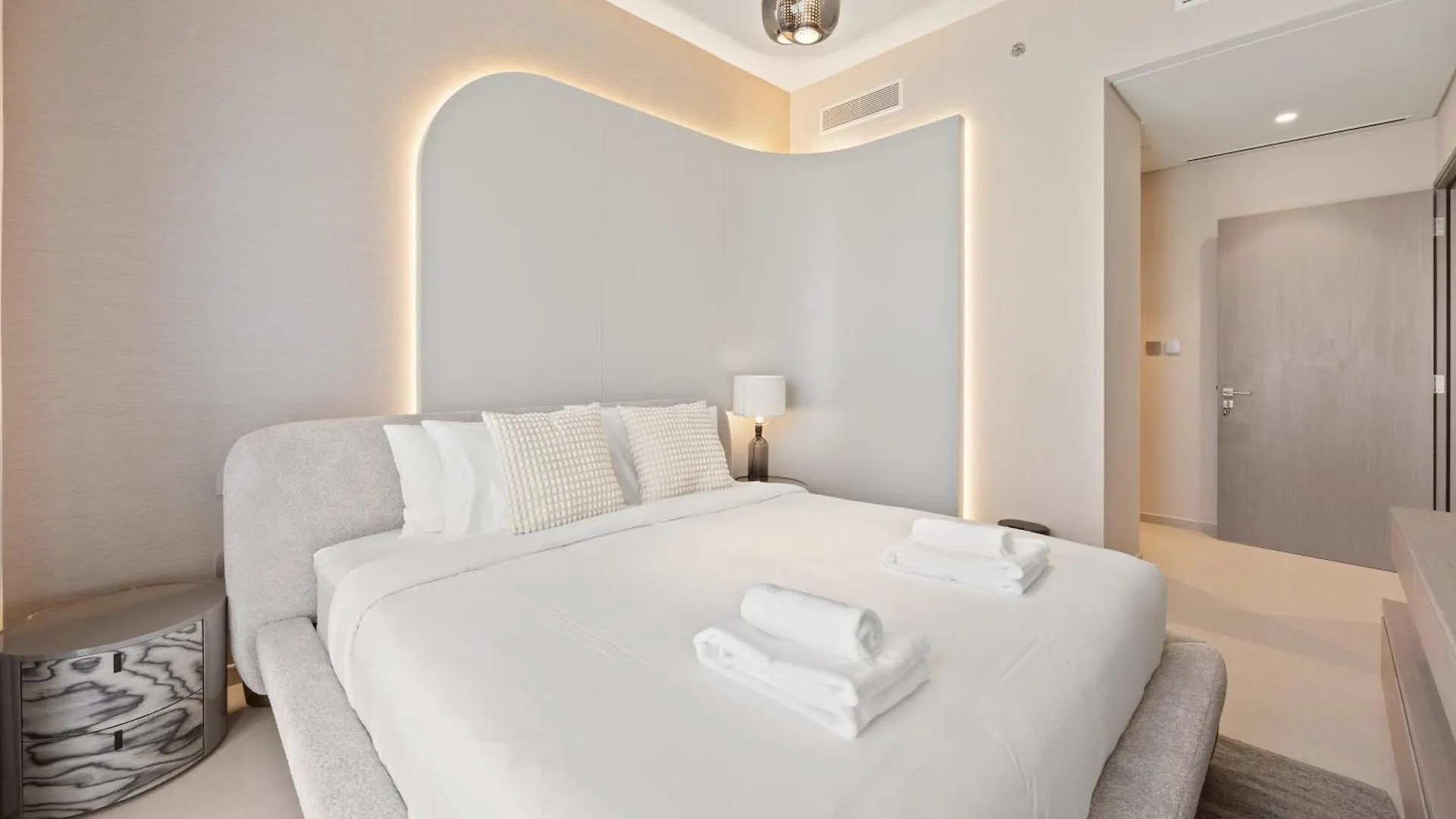Elite Escapes - 2 Bhk Luxurious - Grande Signature Dubai Apartment