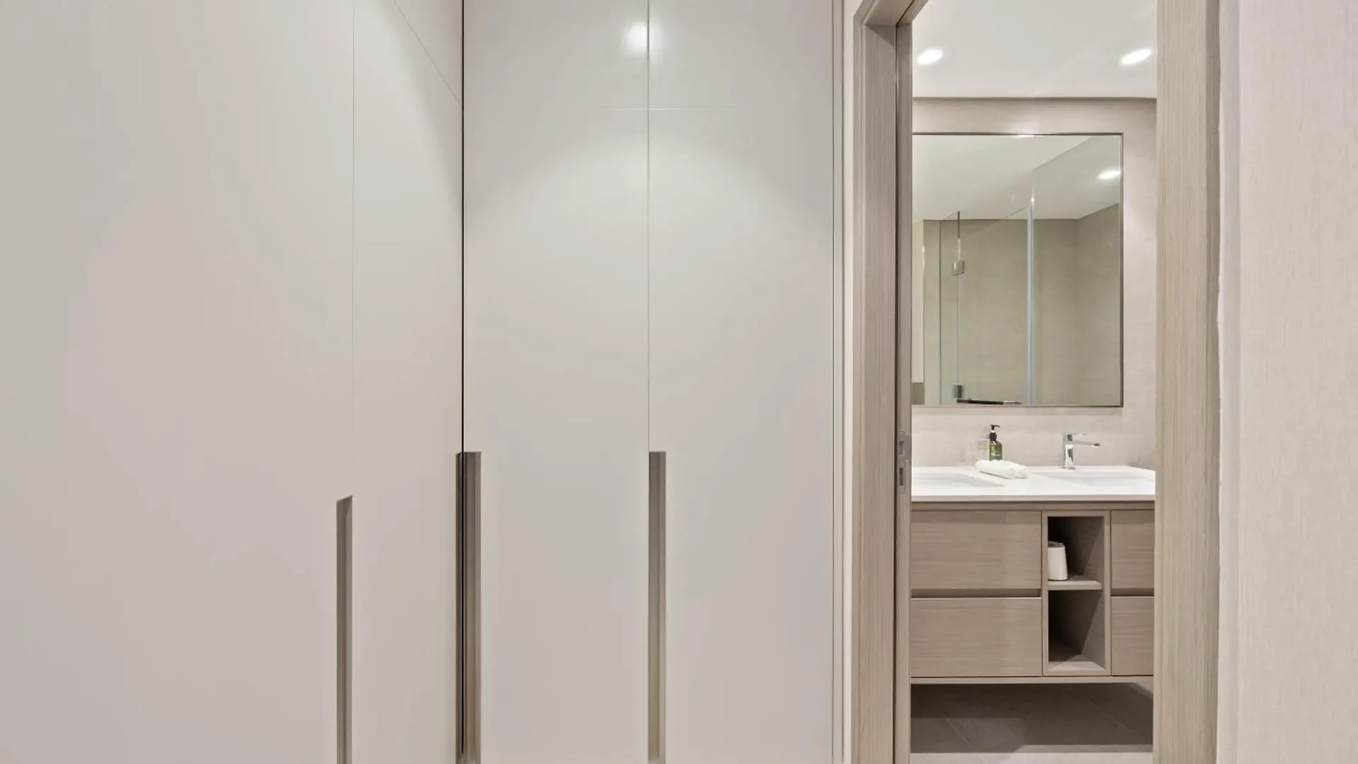 Elite Escapes - 2 Bhk Luxurious - Grande Signature Dubai Apartment